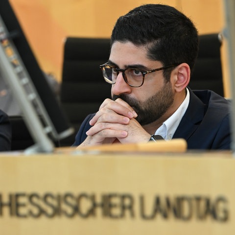 SPD-Wirtschaftsminister Kaweh Mansoori auf der Regierungsbank im Landtag