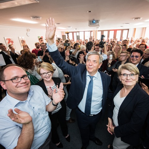 Gert-Uwe Mende lässt sich von seinen Parteikollegen feiern.