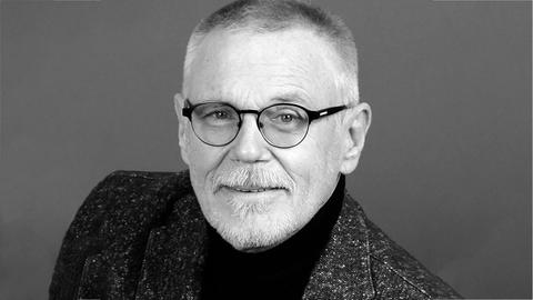 Portraitfoto Gerhard Merz in schwarz-weiß