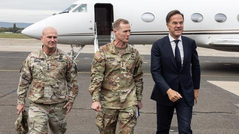 Nato-Generalsekretär Rutte in Wiesbaden mit dem Nato- und EUCOM-Kommandeur General Christopher Cavoli (li.) und dem Kommandeur der Security Assistance Group Ukraine, Curtis Buzzard (Mitte).