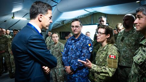 Nato-Generalsekretär Rutte unterhält sich mit Soldaten der neuen Nato-Truppe in Wiesbaden