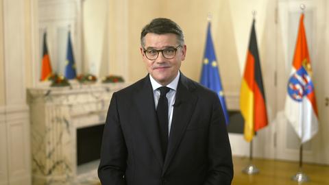 Boris Rhein steht in der Staatskanzlei bei seiner Neujahrsansprache 2024