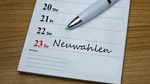 In einem Kalender befindet sich der Schriftzug Neuwahlen am 23. Februar