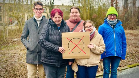 Die Normalos, die Inklusiv-Reporter der Lebenshilfe Gießen, halten Plakate mit einem Kreuz hoch. Damit rufen sie zum Wählen auf.