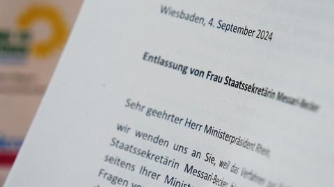 Nahaufnahme eines Briefes mit der Anrede "Sehr geehrter Herr Ministerpräsident Rhein" und dem Betreff "Entlassung von Frau Staatssekretärin Messari-Becker".