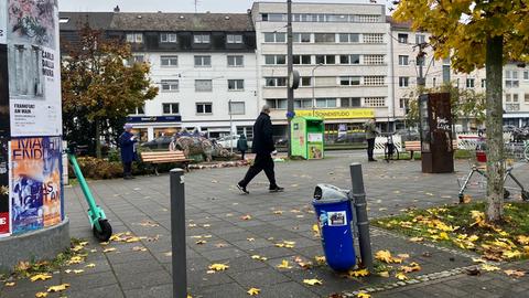 Ein Platz mit Mülltonne, Litfaßsäule und Pflaster vor einem Zugang zur U-Bahn