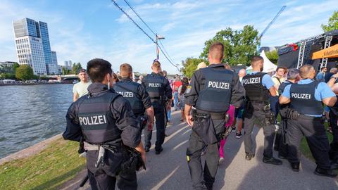 Polizeikräfte patrouillieren am Sachsenhäuser Mainufer. 