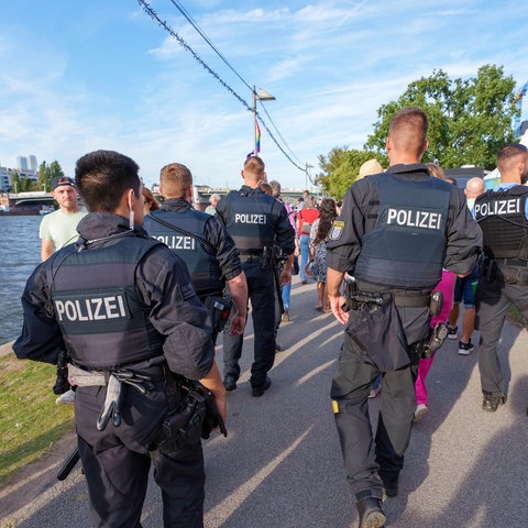 Polizeikräfte patrouillieren am Sachsenhäuser Mainufer. 