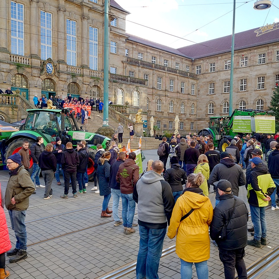 100 Landwirte protestieren mit 80 Traktoren in Kassel