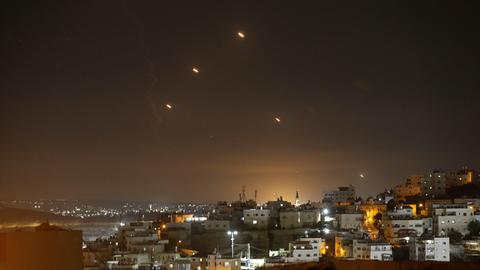 Raketen am Dienstagabend über der israelischen Stadt Jerusalem.