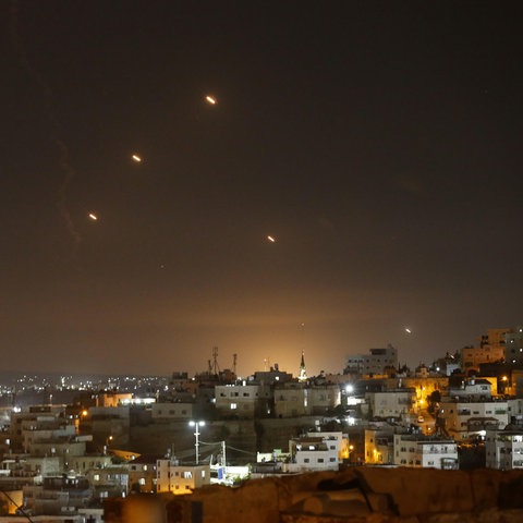 Raketen am Dienstagabend über der israelischen Stadt Jerusalem.