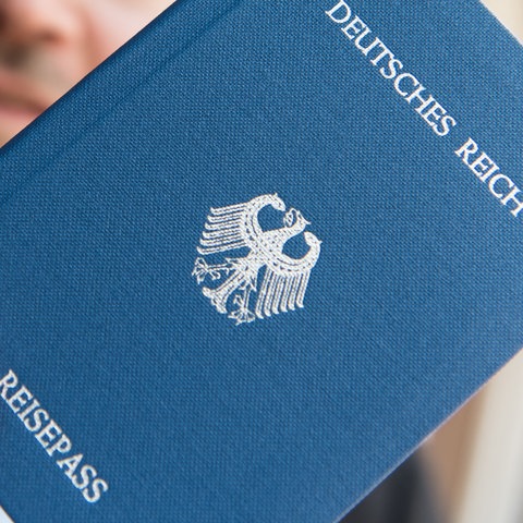 Reisepass, blau eingebunden, auf welchem in silberner Schrift "Deutsches Reich - Reisepass" steht. Dazwischen ein Reichsadler in der Mitte des Covers.