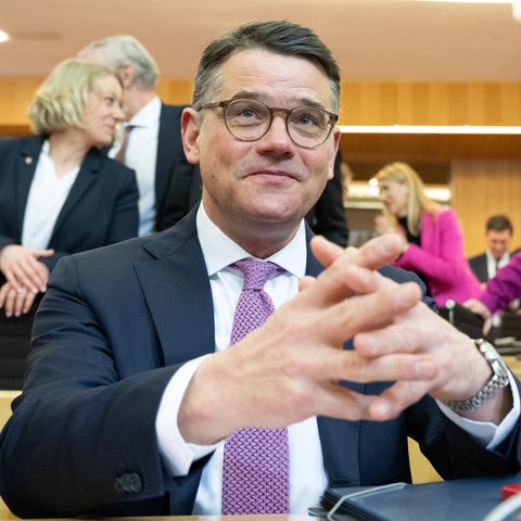 Boris Rhein sitzt im Landtag 