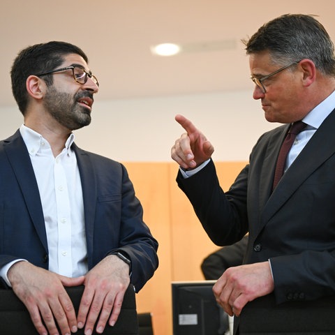 CDU-Regierungschef Boris Rhein (r.) und sein Vize Kaweh Mansoori (SPD)