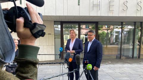 Boris Rhein und Ines Claus geben Statement vor Presse