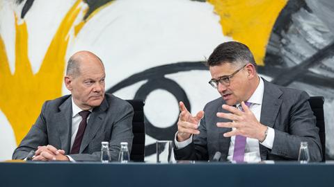 Bundeskanzler Scholz und Ministerpräsident Rhein sitzen nebeneinander.