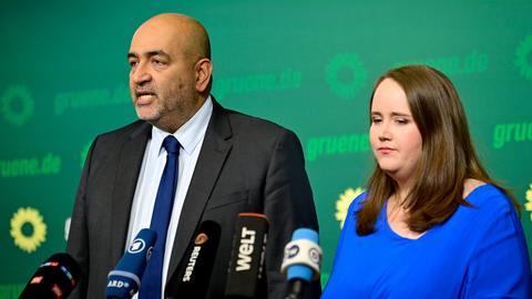 Grünen-Parteivorsitzende Omid Nouripour und Ricarda Lang stehen vor Mikrofonen bei ihrer Pressekonferenz.