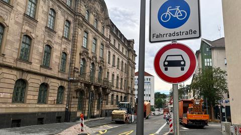 Ein Schild der Fahrradstraße am Königstor vor dem alten Kasseler Polizeipräsidium.