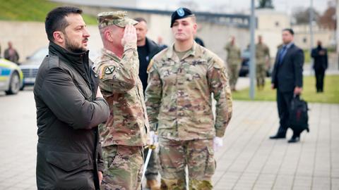 14. Dezember 2023, Ukraines Präsident Selenskyi in Wiesbaden - an seiner Seite General Christopher Cavoli