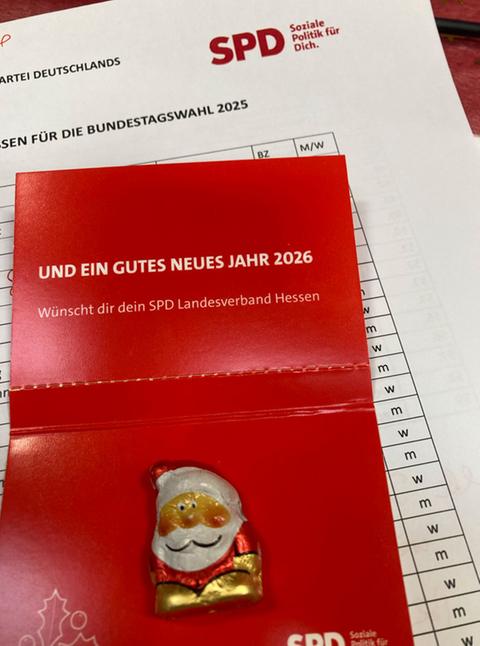 Rote Pappkarte vom SPD-Landesparteitag - mit Schokoweihnachtsmann und den Wünschen: und ein gutes Neues Jahr 2026 - wünscht dir dein SPD-Landesverband Hessen