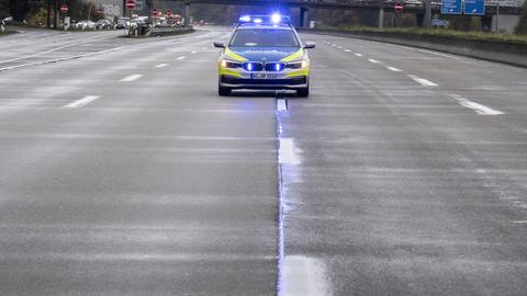 Ein Polizeifahrzeug auf gesperrter Autobahn (Symbolbild).