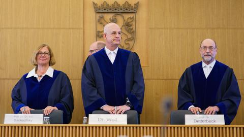 Ute Sacksofsky (l-r), Vizepräsidentin am Staatsgerichtshof des Landes Hessen, Wilhelm Wolf, Präsidenten am Staatsgerichtshof des Landes Hessen, und Steffen Detterbeck, Richter am Staatsgerichtshof des Landes Hessen, bei der Urteilsverkündung.