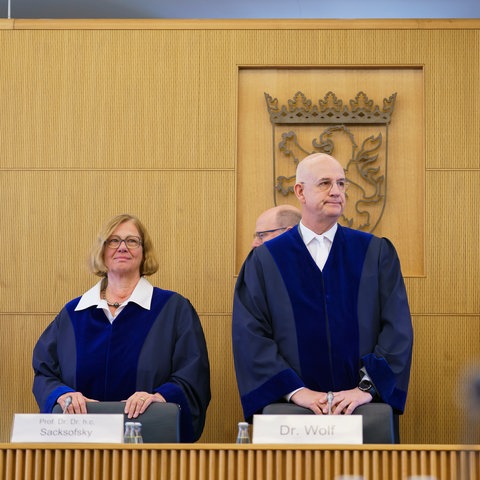 Ute Sacksofsky (l-r), Vizepräsidentin am Staatsgerichtshof des Landes Hessen, Wilhelm Wolf, Präsidenten am Staatsgerichtshof des Landes Hessen, und Steffen Detterbeck, Richter am Staatsgerichtshof des Landes Hessen, bei der Urteilsverkündung.