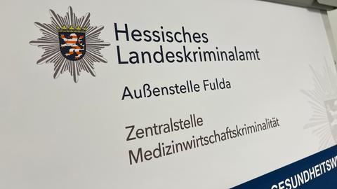 Schild Hessisches Landeskriminalamt Medizinwirtschaftskriminalität