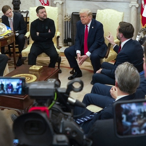 US-Vizepräsident JD Vance (Mitte r) spricht mit dem ukrainischen Präsidenten Wolodymyr Selenskyj (Mitte l) im Beisein von US-Präsident Donald Trump (M) im Oval Office des Weißen Hauses.