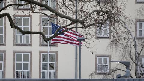 Flagge der Vereinigten Staaten vor dem US-Generalkonsulat in Frankfurt