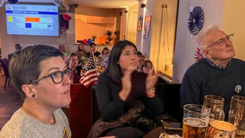 Den Blick auf die Nachrichtensendungen gerichtet: Anspannung bei Meredith Wicklund, Ana Barnerena und Jeffrey Myers