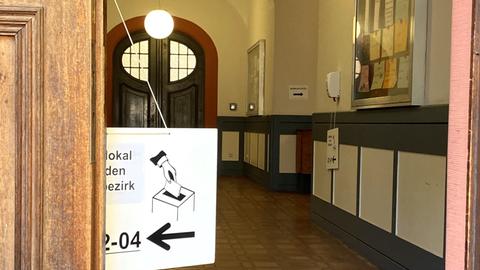 Ein Wahllokal in einer Schule im Frankfurter Nordend.