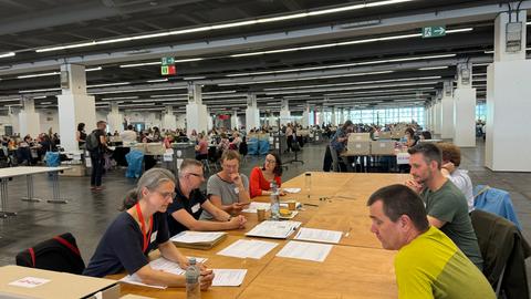 Die Messehalle 1 in Frankfurt hat sich in ein riesiges Wahllokal verwandelt.