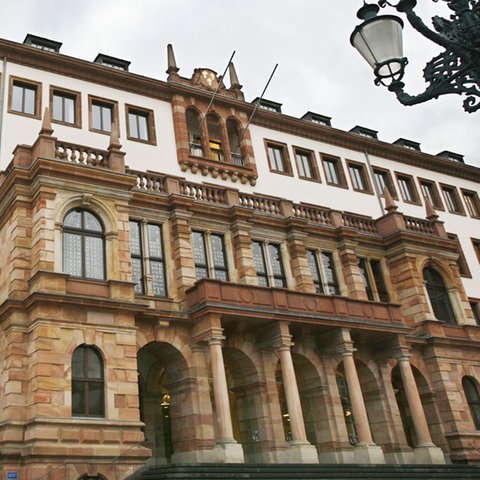 Blick aufs Rathaus in Wiesbaden.