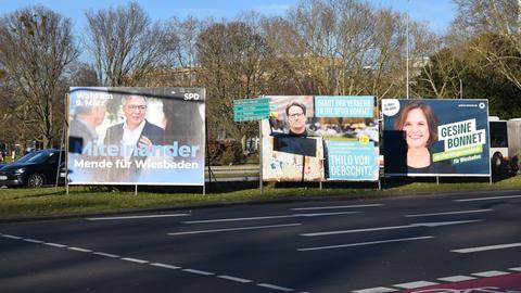 große Wahlplakate nebeneinander von SPD-Kandidat Mende, dem parteilosen Kandidat von Debschitz und der Grünen-Kandidatin Bonnet.