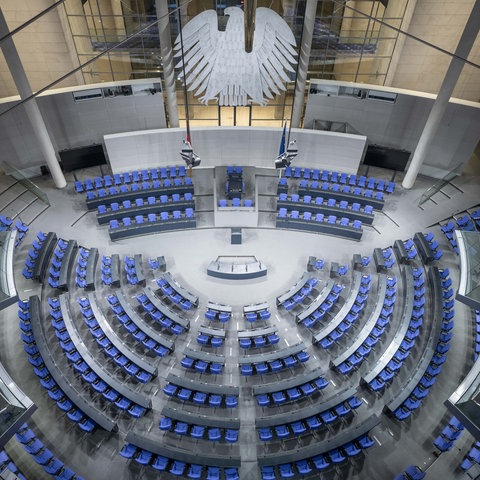 Blick in den Plenarsaal im Bundestag im Reichstagsgebäude. 