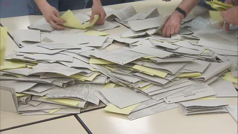 Wahlurne ausgekippt: Wahlhelfer und Wahlhelferinnen sortieren die Stimmen.