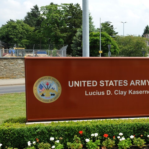 Ein Archivbild zeigt ein Schild mit der Aufschrift "Lucius D. Clay Kaserne" vor dem Haupttor des Flugplatzes in Wiesbaden-Erbenheim, Sitz des Europa-Hauptquartiers der US-Armee. 