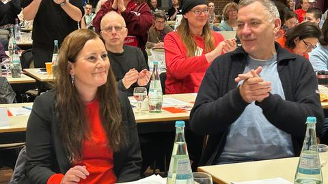 Linken-Bundeschef Jan van Aken applaudiert der hessischen Spitzenkandidatin Janine Wissler.