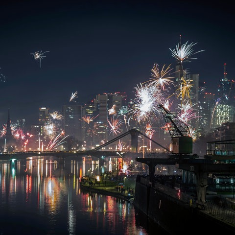 Feuerwerk über dem Main in Frankfurt