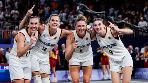 Svenja Brunckhorst, Sonja Greinacher, Marie Reichert und Elisa Mevius feiern den Olympiasieg. 