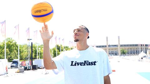 3x3-Basketballer Leon Fertig.