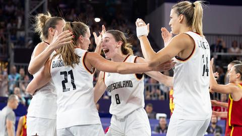 Die 3x3-Basketballerinnen bejubeln den Olympia-Sieg