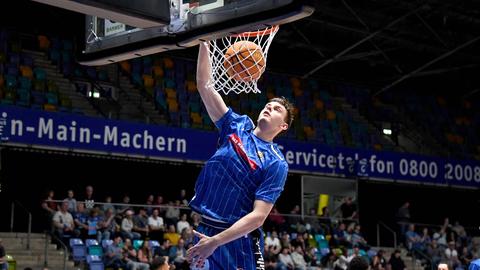 Lorenz Brenneke mit dem Dunking beim Aufwärmen