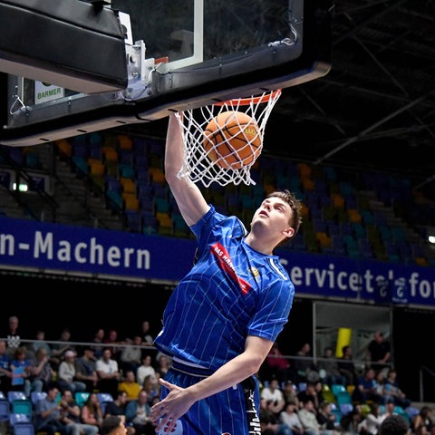 Lorenz Brenneke mit dem Dunking beim Aufwärmen