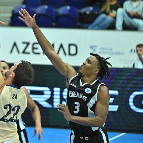 Malik Parsons (rechts) springt zum Rebound