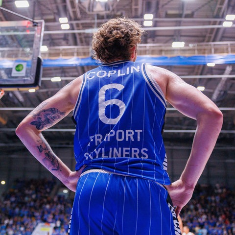 Booker Coplin von hinten. Auf seinem Jersey steht unter der Nummer 6 noch "Fraport Skyliners"