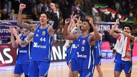 Die Skyliners feiern den Sieg in Göttingen mit den mitgereisten Fans.