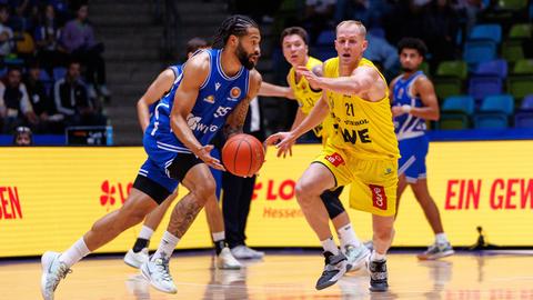 Ein Spieler von den Skyliners Frankfurt zieht zum Korb.