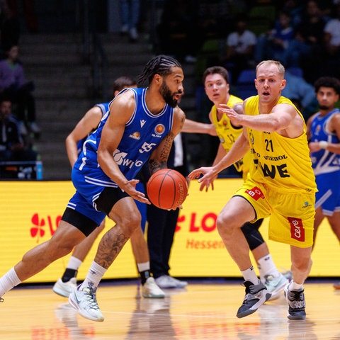 Ein Spieler von den Skyliners Frankfurt zieht zum Korb.